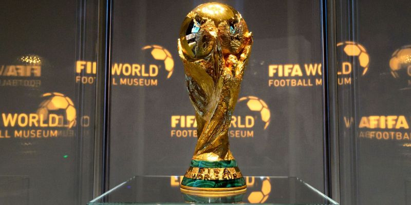 Cúp World Cup làm bằng gì? Vật liệu và ý nghĩa chi tiết